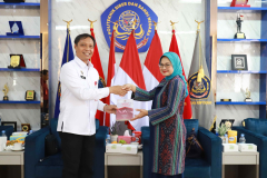 Penyerahan Simbolis Kenang-kenangan